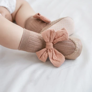Есенни детски подови обувки и чорапи на кожена подметка, бебешки чорапи в тубе, чорапи принцеса с лък, обувки за деца